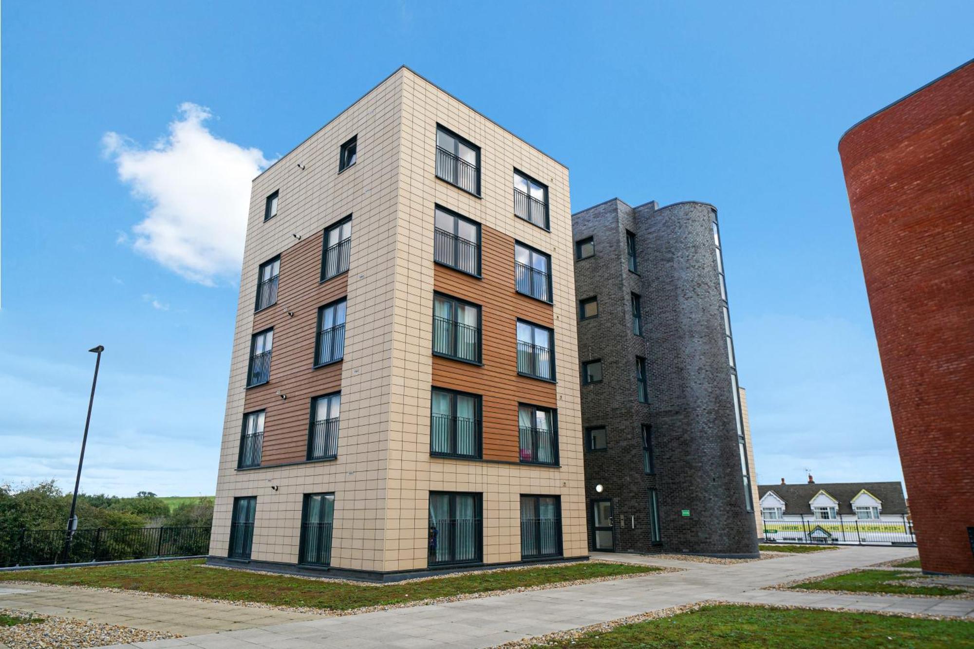 One And Two Bed Apartments Slough Near Heathrow Colnbrook Bagian luar foto