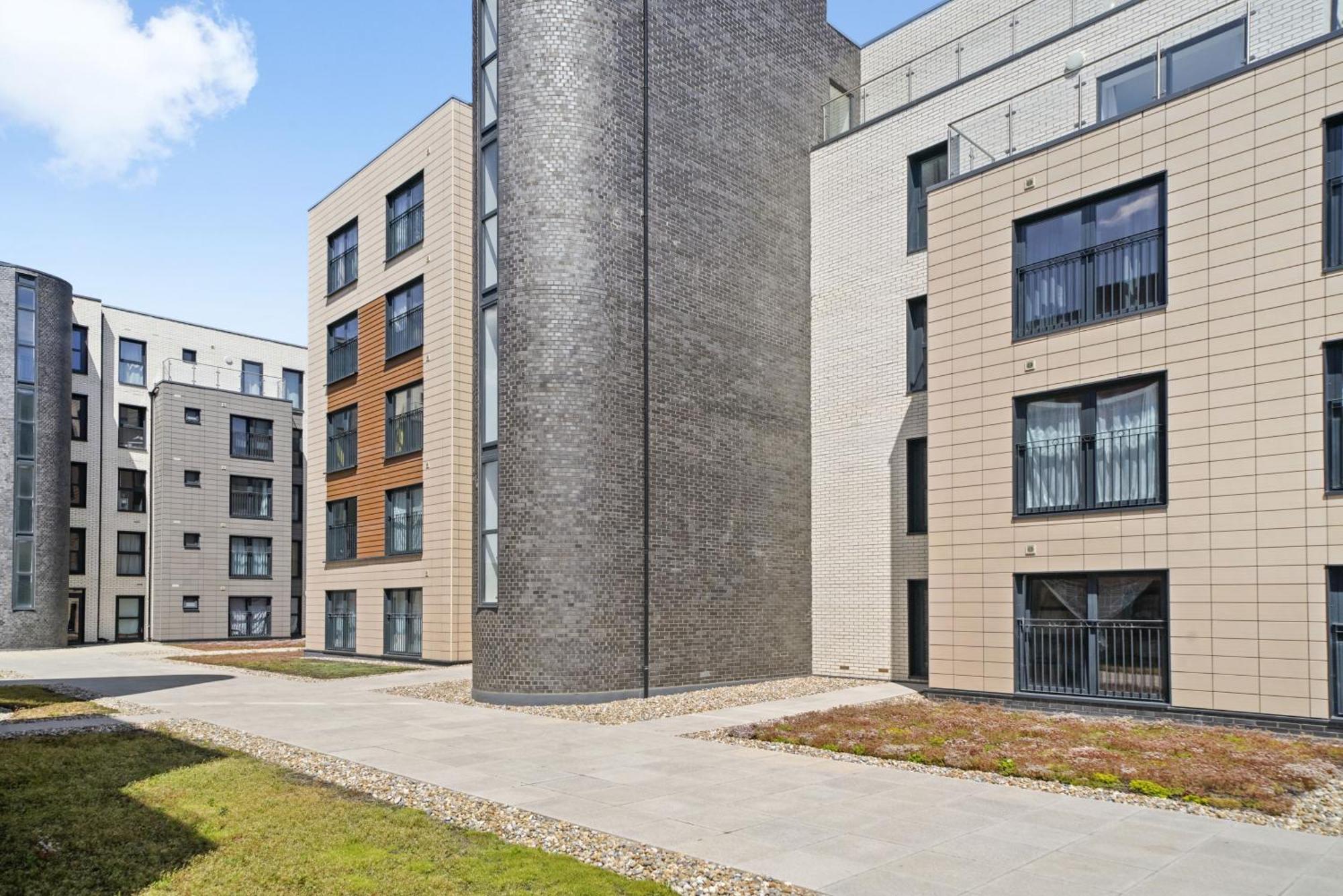 One And Two Bed Apartments Slough Near Heathrow Colnbrook Bagian luar foto