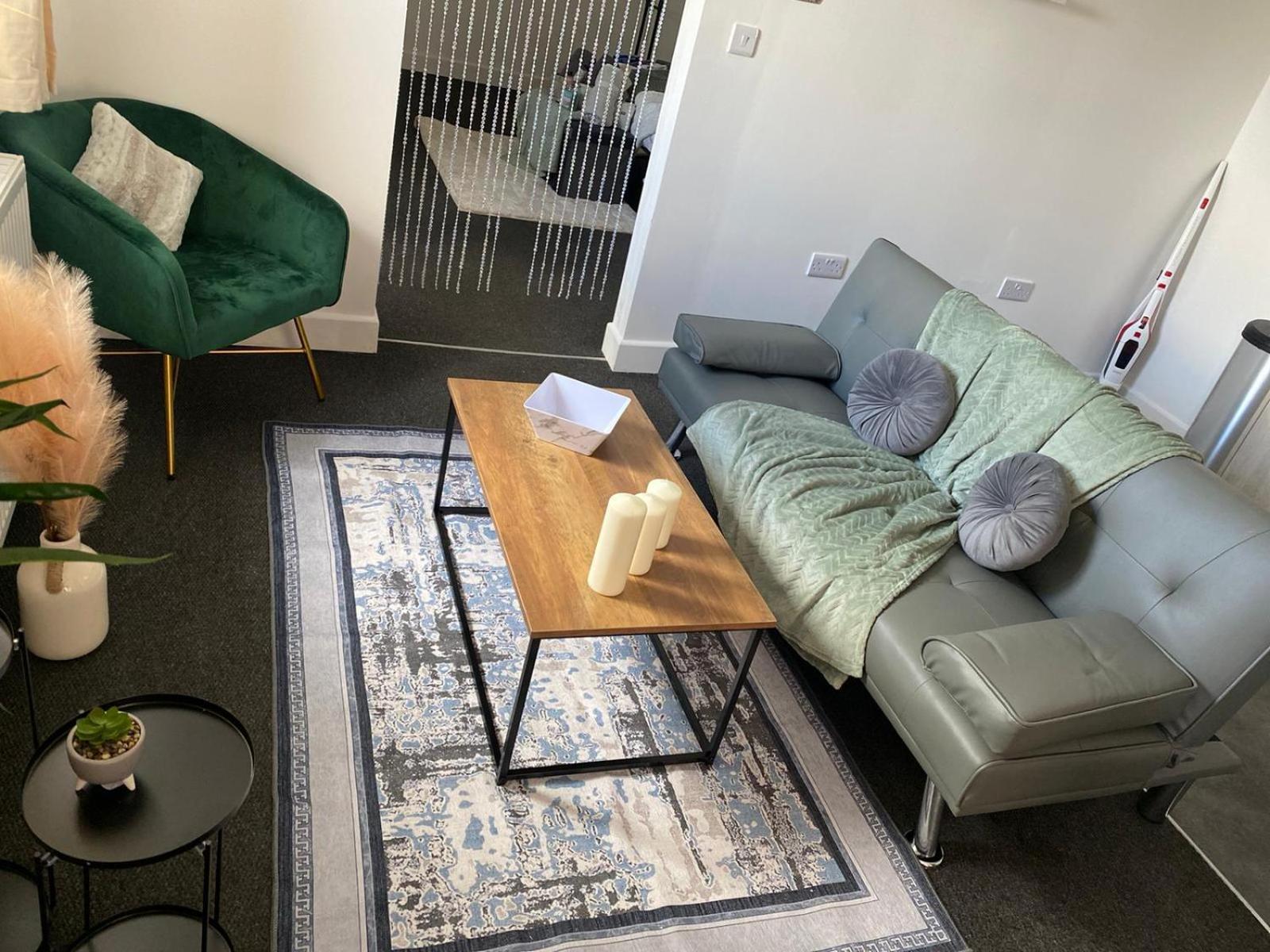 One And Two Bed Apartments Slough Near Heathrow Colnbrook Bagian luar foto