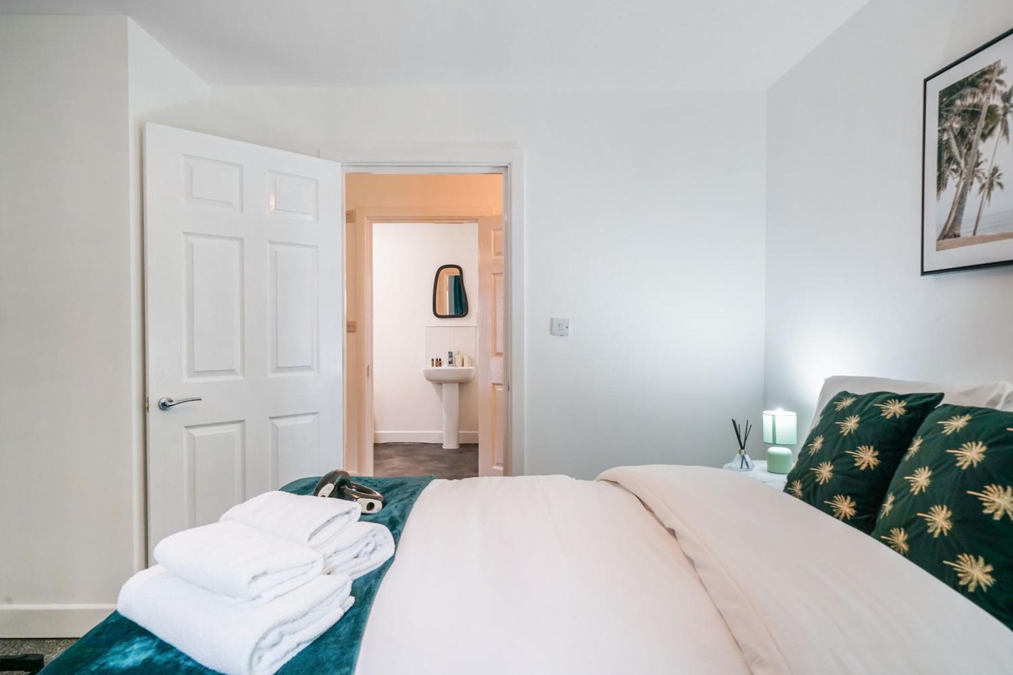 One And Two Bed Apartments Slough Near Heathrow Colnbrook Bagian luar foto