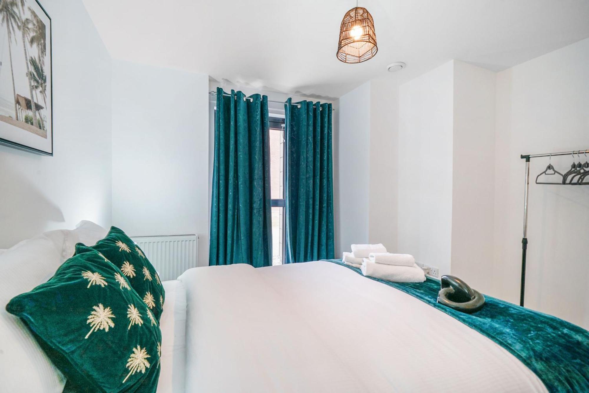 One And Two Bed Apartments Slough Near Heathrow Colnbrook Bagian luar foto